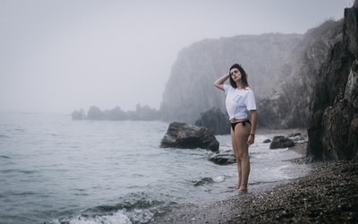女人站在海滨
